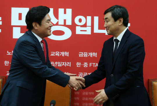 새누리당 원유철 원내대표(왼쪽)와 새천년민주연합 이종걸 원내대표가 8일 오후 국회 새누리당 원내대표 회의실에 만나 악수하고 있다. 연합뉴스